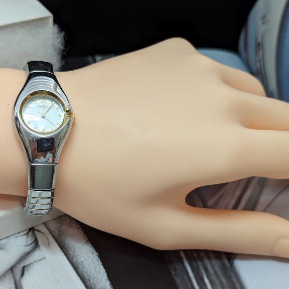 Timex Vintage Wristwatch Stretchable Band Medium wrist Working with New Battery - Picture 6 of 6